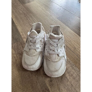 Nike hurache shoes white